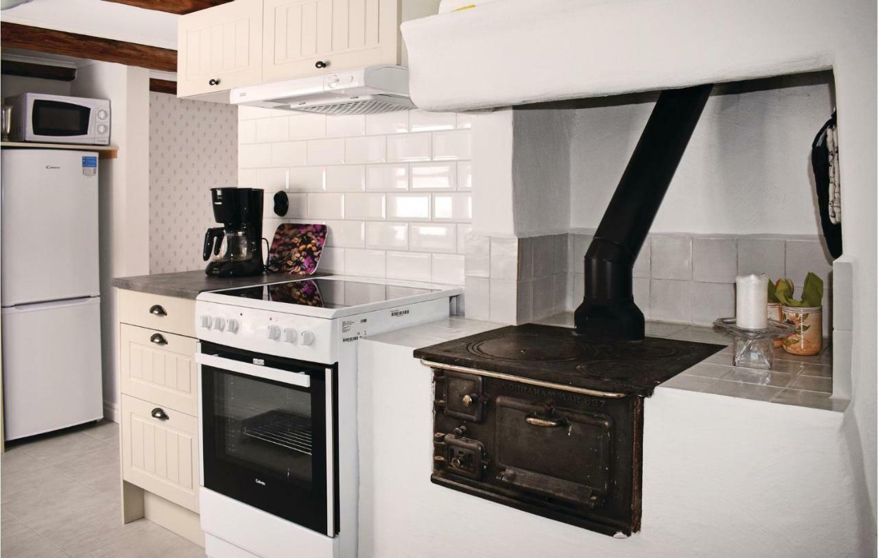 Stunning Home In Tjaellmo With Kitchen Ngoại thất bức ảnh